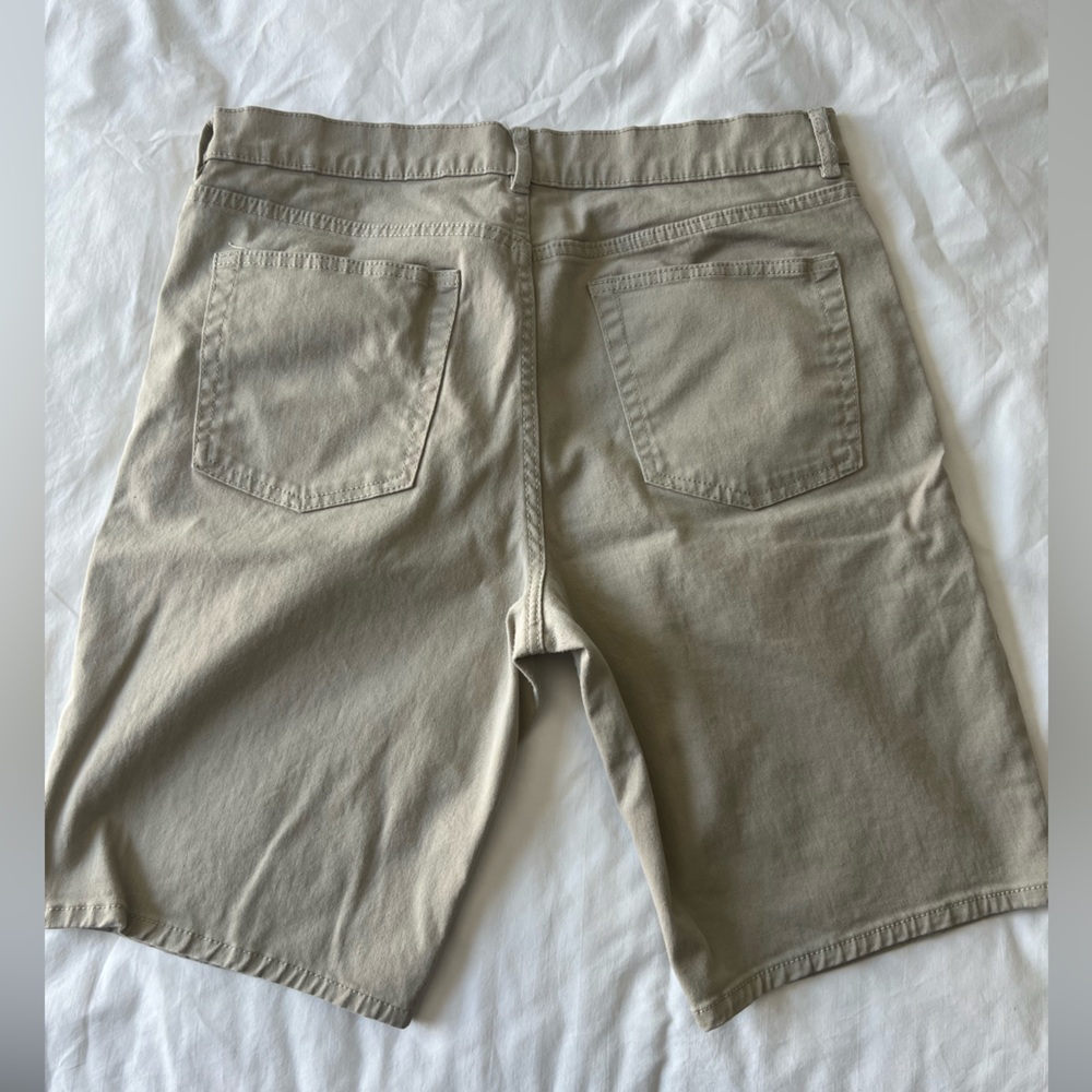 H&M: Shorts - Picture 2 of 4